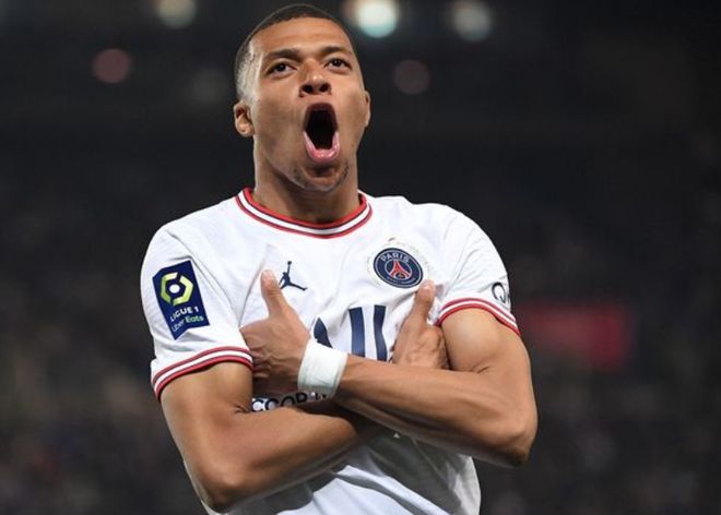 湖人本赛季关键时刻首次失利 东契奇六犯离场怒摔护膝捂脸显失落