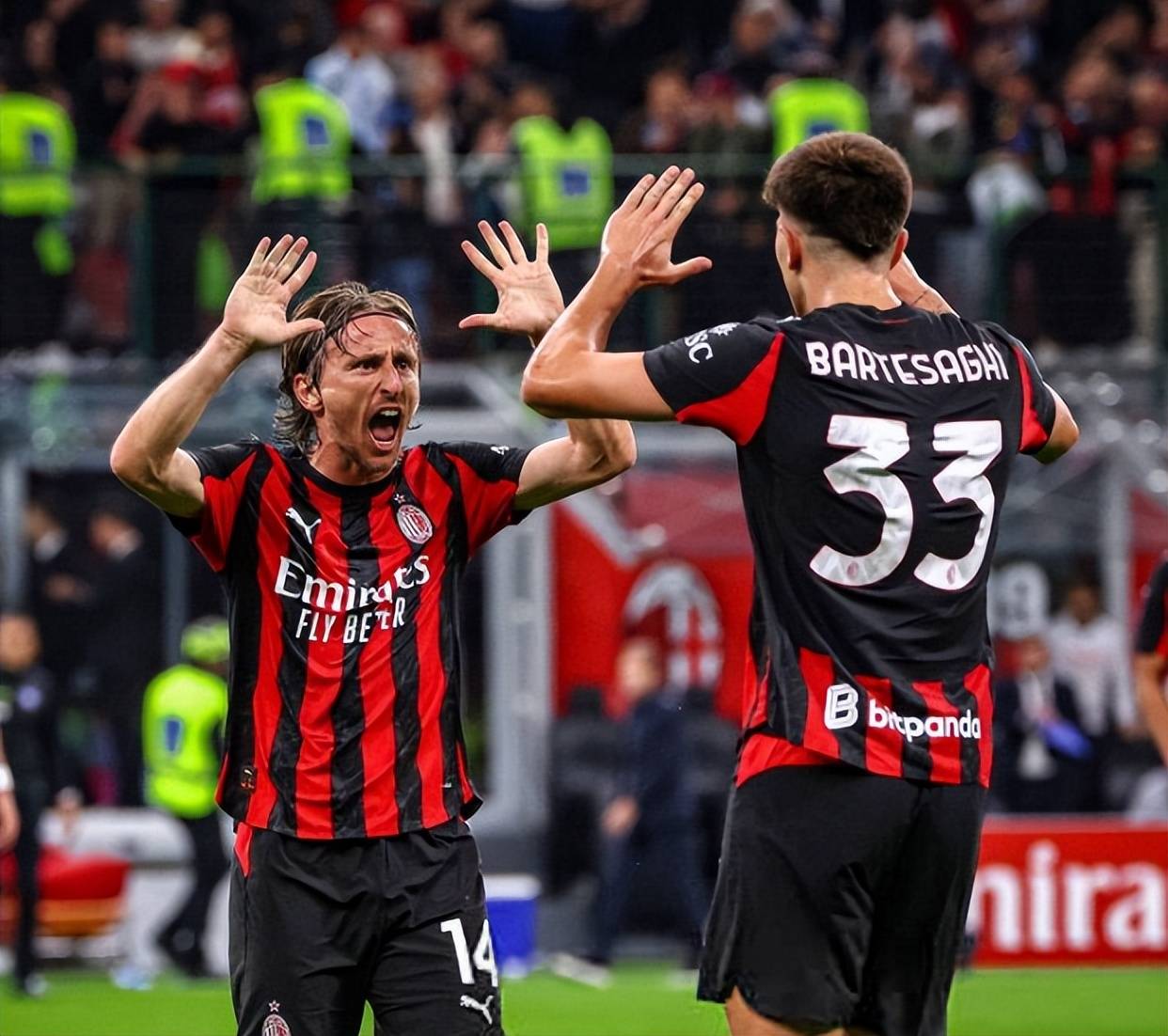 [德甲]于帕梅卡诺回传失误 洪萨克断球打空门