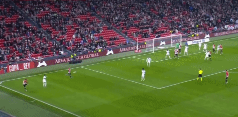 残忍！特雷杨被交易时坐在替补席 随后被叫回更衣室