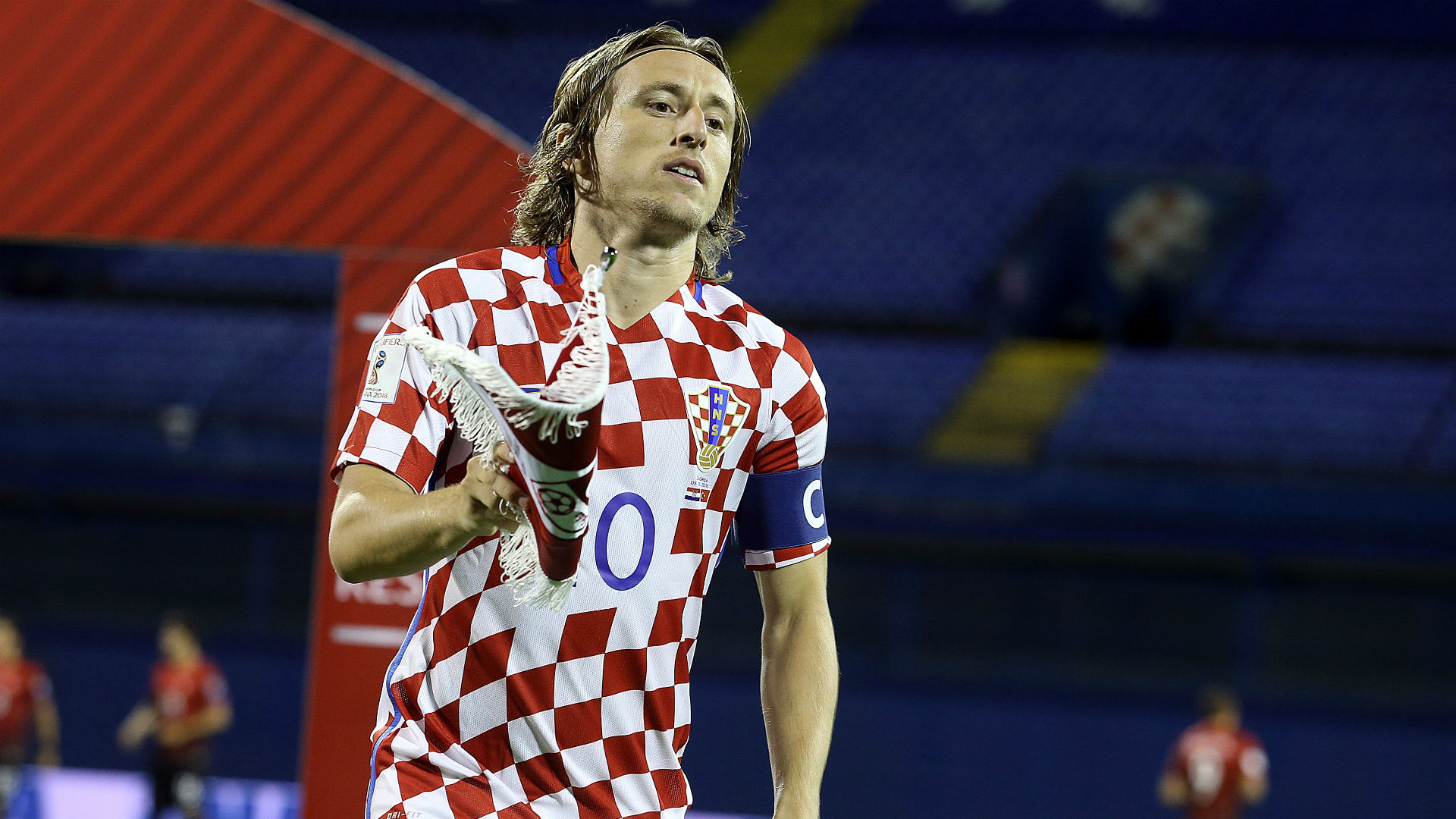 球队进攻乏力，热刺球迷在球场高唱“无聊、无聊的热刺”